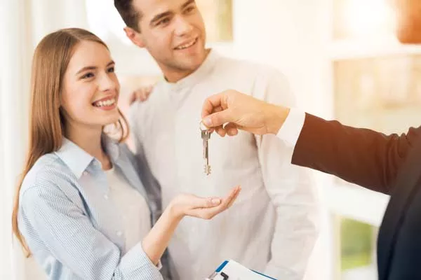 Se faire aider par une conseillère immobilier pour trouver un appartement de 49 m² en location à Nice, Nice, Mila Properties